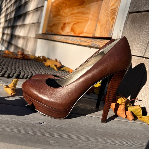 Guess WGREAGAN - Rich Burnished Brown Leather Wood-tone Platform 5” Heels pumps - Picture 3 of 14